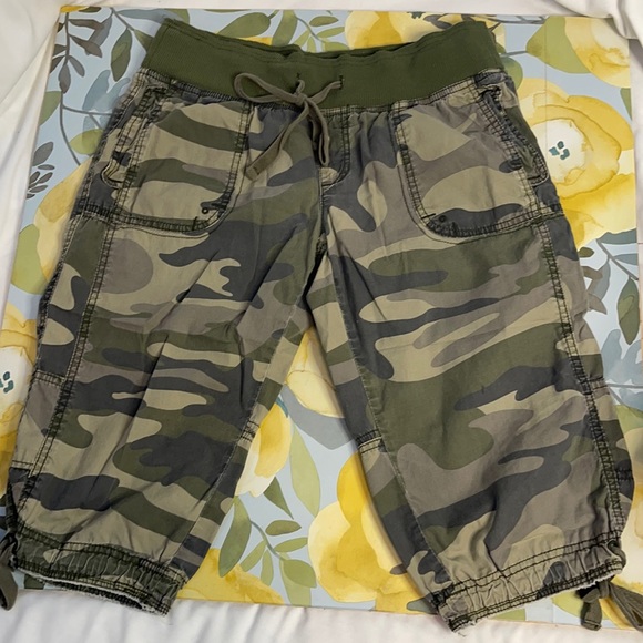 Refuge Camo Knee Length Shorts Culotes | Medium - Picture 1 of 4